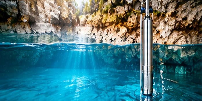 Pompe immerg&eacute;e de forage dans l'eau d'un puits